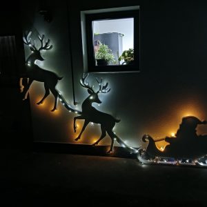 Adaugă spiritul magic al sărbătorilor în decorul tău cu această sanie a lui Moș Crăciun cu reni, realizată din polistiren expandat de densitate mare (5 cm). Produsul este ideal pentru vitrine, evenimente, decoruri interioare și exterioare, ședințe foto sau amenajări tematice de Crăciun.